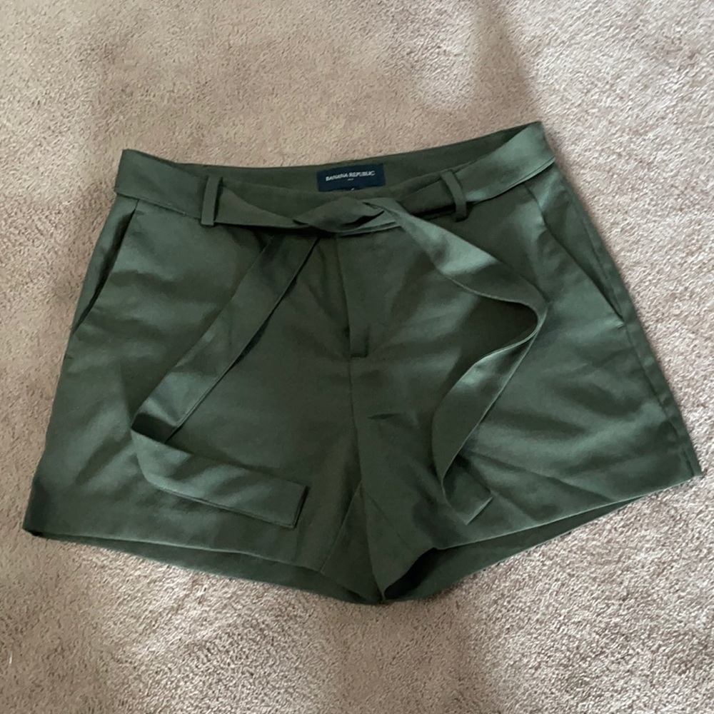 Fitted dress shorts